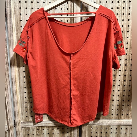 NWOT Bohemela Vacation Embroidered Flower DecorT-Shirt Top Open Back Boho - Picture 5 of 7